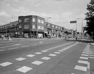 856876 Gezicht op de panden Amsterdamsestraatweg 541 -lager te Utrecht, met links de ingang van de Sweder van ...